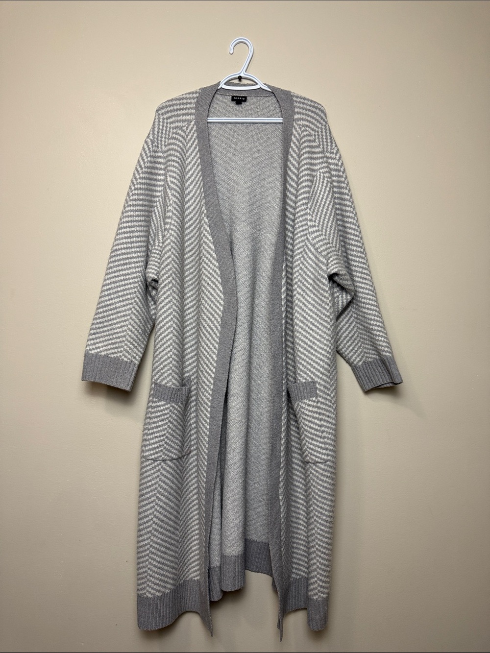 torrid Light Gray Chevron Long Open-Front chuky Cardigan size 5